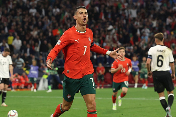 Cristiano Ronaldo Ampla Su Leyenda