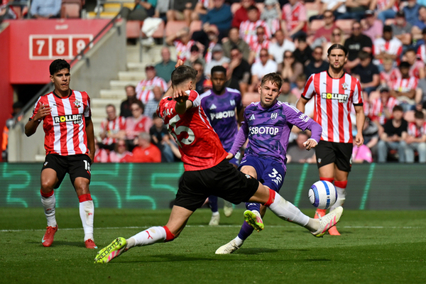 Fulham triunfa 2-1 ante Southampton en dramtico encuentro de Premier League